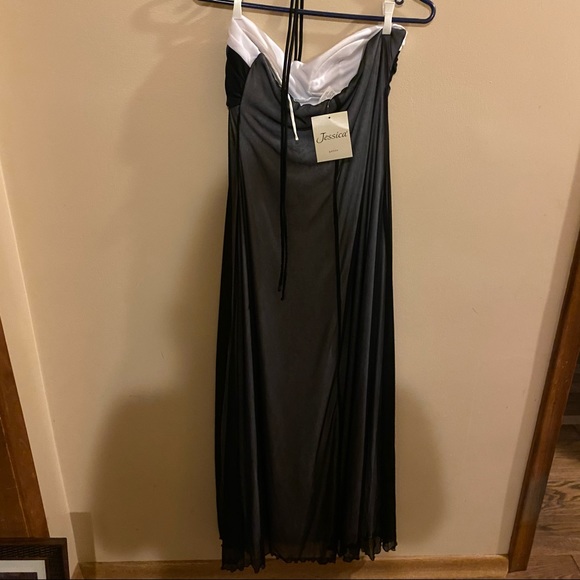 Great For Prom & Wedding Seaon!  Made in Canada- Jessica Petite Gown - Picture 6 of 9